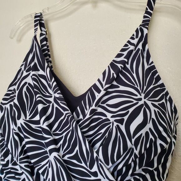 Lands End Womens M Swim Dress Built in Bra Lined Swimsuit Summer Vacation - Picture 7 of 16